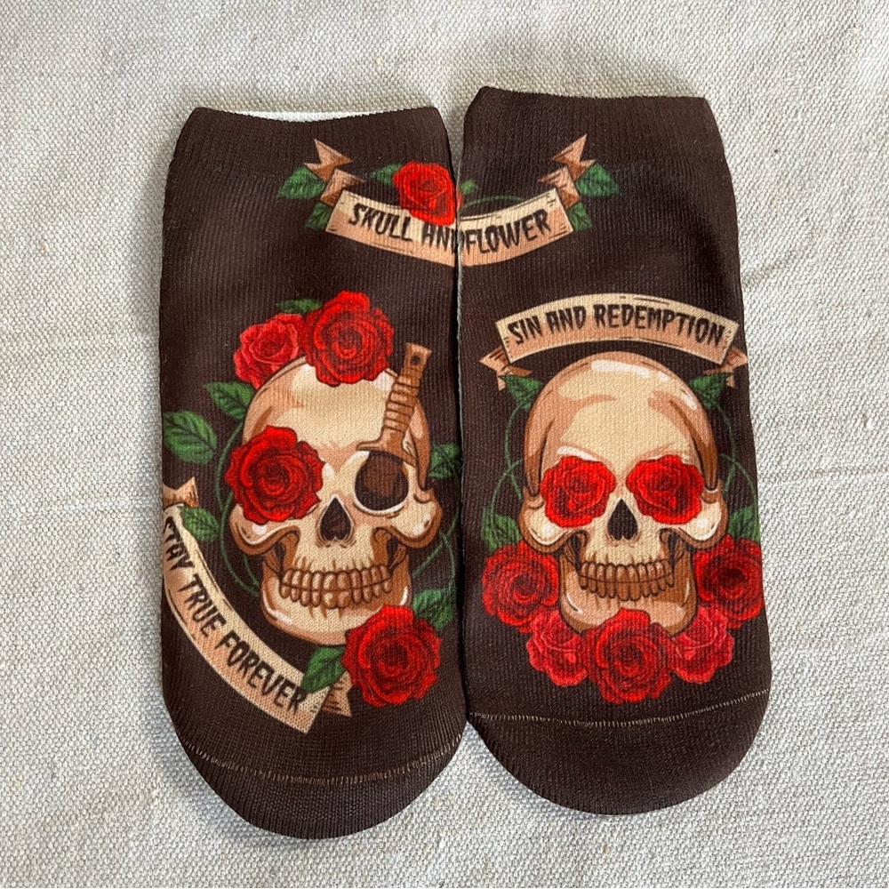 NWOT Skull and Flower Ankle Socks